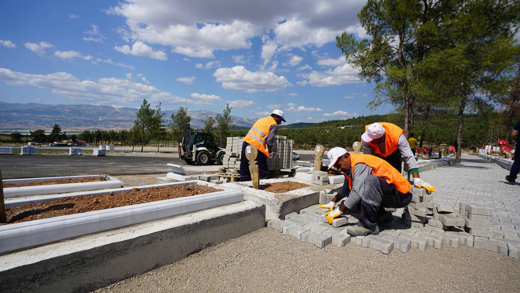 Kahramanmaraş’ta deprem şehitlerinin mezarları yeniden düzenleniyor! 7