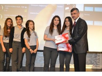 Manisalı Öğrencilere Tablet Dağıtıldı