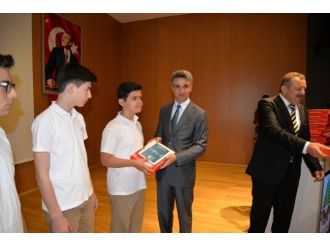 Bolu’da 9. Sınıf Öğrencilerine Tablet Bilgisayar Dağıtımı Yapıldı