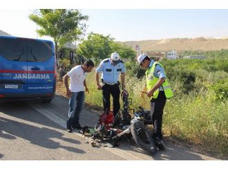Kamyonla Çarpışan Motosikletli Otobüsün Altında Kaldı