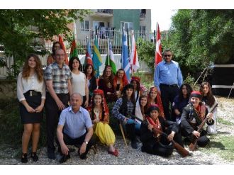 Kız Öğrencilerin Gecikmeli 19 Mayıs Etkinliği Renkli Görüntülere Sahne Oldu