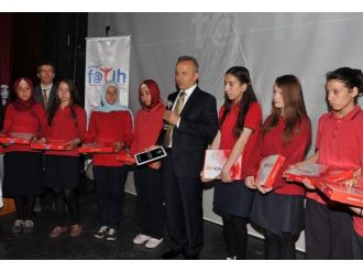 Afyonkarahisar’da Fatih Projesi Kapsamında Öğrencilere Yeni Nesil Tablet Bilgisayarlar Verildi