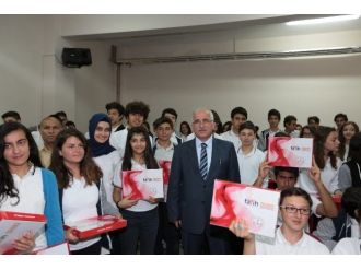 Eskişehir’de Öğrencilere Tablet Dağıtımı