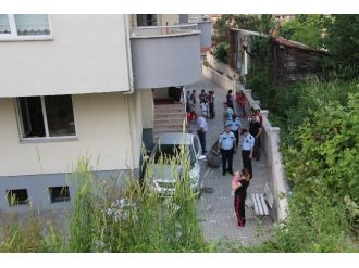 Kayan Otomobil Bahçeye Uçtu, Facia Ucuz Atlatıldı