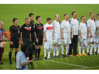 Başbakan Davutoğlu, Hüseyin Avni Aker Stadı’nda Trabzonsporlu Eski Futbolcularla Maç Yaptı