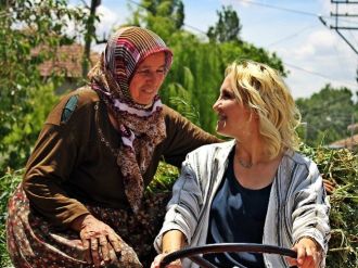 Chp’nin Kadın Adayı, Çiftçi Kadınlarla Birlikte Traktör Kullandı