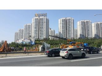 Tem Otoyolunda Devrilen Hafriyat Kamyonu Trafiği Felç Etti