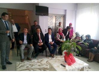 Nazlı Ve Gazel Huzurevini Ziyaret Etti
