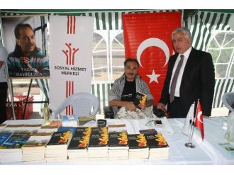 Engelini Kitap Yazarak Unutuyor
