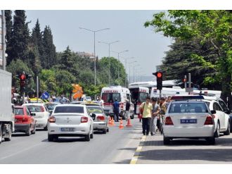 Basketbol Öğrencilerini Taşıyan Minibüs Kaza Yaptı