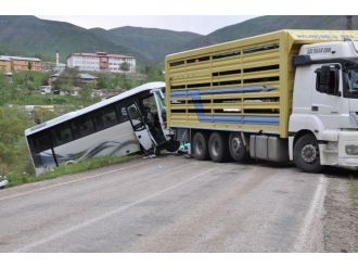 Tunceli’de Trafik Kazası: 2 Ölü, 20 Yaralı