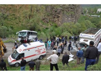 Midibüs Kamyonla Çarpıştı: 2 Ölü, 21 Yaralı