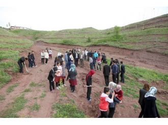 Ahlat’ta Fidan Dikimi Yapıldı