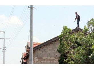Babası Darp Edilince Pompalı Tüfekle Çatıya Çıktı