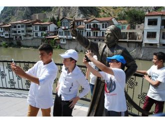 Selfieci Şehzadeye Yeni Telefon İle Kılıç