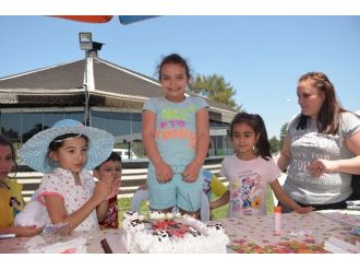 Minikler Yazın Gelişini Pasta Keserek Kutladı