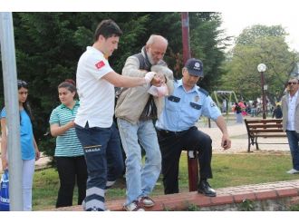 Parkta Fenalaşan Yaşlı Adam Hastaneye Kaldırıldı