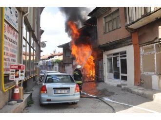 Tokat’ta Ahşap Bina Alevlere Teslim Oldu