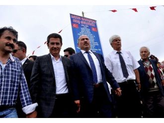 Bakan Canikli Yayla Şenliğinde Horon Tepti