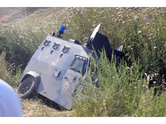 Boya Şişesinin İsabet Ettiği Polis Aracı Kaza Yaptı: 4 Yaralı