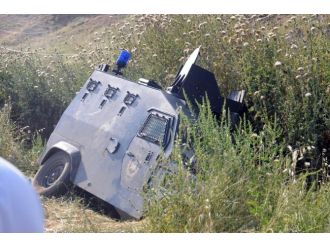 Boya Şişesinin Çarptığı Polis Aracı Kaza Yaptı: 4 Yaralı