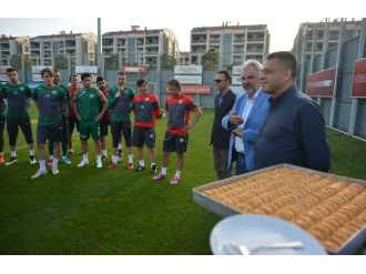 Başbakan Davutoğlu’ndan Bursaspor’a Baklava Jesti