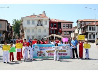 Minik Sporcular Obezite İçin Yürüdü