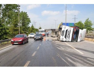 Kontrolden Çıkan Talaş Yüklü Tır Devrildi: 1 Yaralı