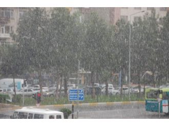 Adıyaman’da Şiddetli Yağmur Ve Dolu Yağışı