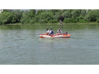Çaresizlik İçinde Annelerinin Bulunmalarını Bekliyorlar
