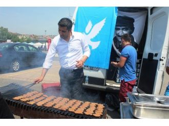Milletvekili Adayından Vatandaşa Köfte Ekmek