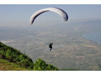Yamaç Paraşütü Renkli Görüntülere Sahne Oldu
