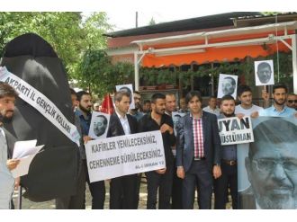 Ak Partili Gençler’den Demokrasi Çınarı Altında ‘Darbe’ Protestosu