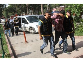 Dönerci Hırsızları Kuaförden Televizyon Çalarken Yakalandı