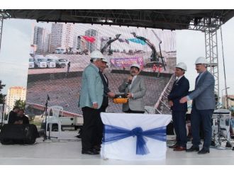 Bakan Güllüce, “Eyvallah Şahım” Türküsünü Söyledi