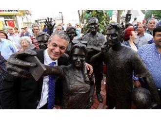 Bir Öz Çekim Heykeli De İzmir’den