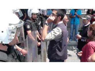 Adliyedeki Olaylarda Başına Taş İsabet Eden Komiser Yaralandı