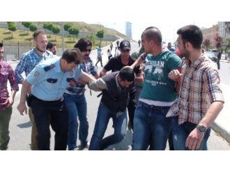 Göstericiler Komiseri Yaraladı
