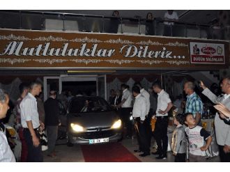 Düğün Salonunda Elektrik Kesilince İçeri Otomobil Sokup Aydınlattılar