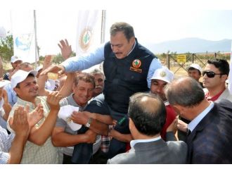 Köylüler, Bakan Eroğlu’nu Omuzlarda Taşıdı