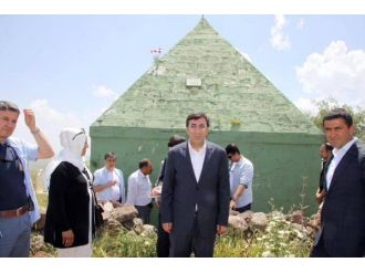 Bakan Yılmaz, Hamza Baba Türbesi’ni Ziyaret Etti