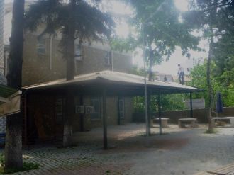 Cami Bahçesine Yapılan Sundurma Tamamlanıyor