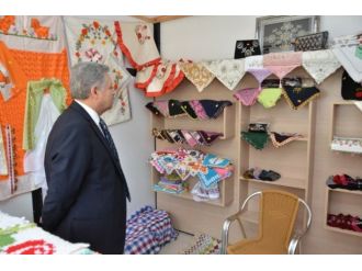 Vali Kahraman, “Kadın Eli Bereket Pazarında” İncelemelerde Bulundu