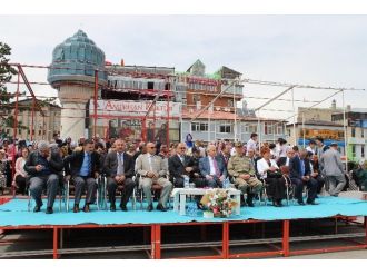 El Sanatları Sergisinin Açılış Töreninde Protokol Yağmura Yakalandı