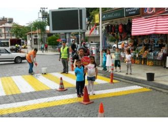 Minik Öğrencilerden Sürücülere ’Yol Ver’ Çağrısı