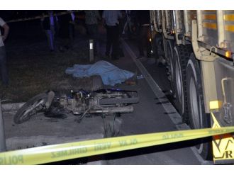 Kamyonun Altında Kalan Motosiklet Sürücüsü Öldü