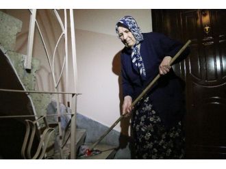 80 Yaşındaki Hatice Nine Hayali İçin Merdiven Siliyor