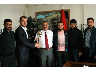 Şampiyonluk Kupası Başkan Gürsoy’a Hediye Edildi