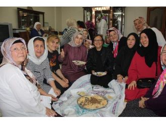 Ak Partili Zengin’den Kazak Vatandaşlara Ev Ziyareti