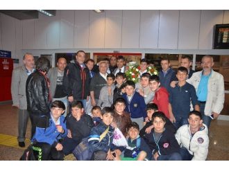 Avrupa’nın Bronz Yumruğuna Çiçekli Karşılama